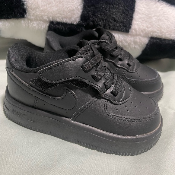 Kids Black Nike Sneakers - Picture 2 of 7